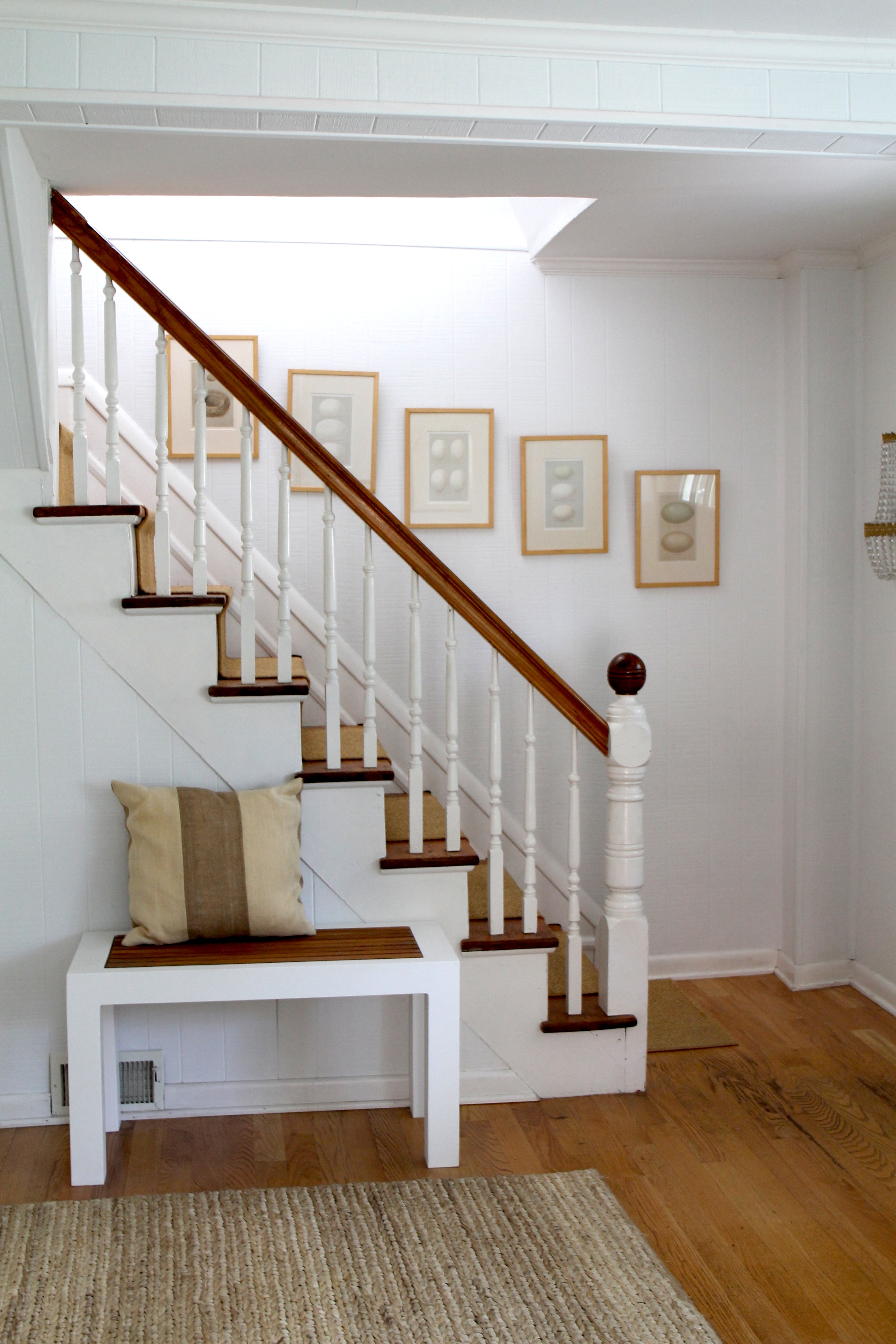 A small entryway is simple and welcoming by selecting the right accents and neutral colors. (Rug from Dash & Albert). 
