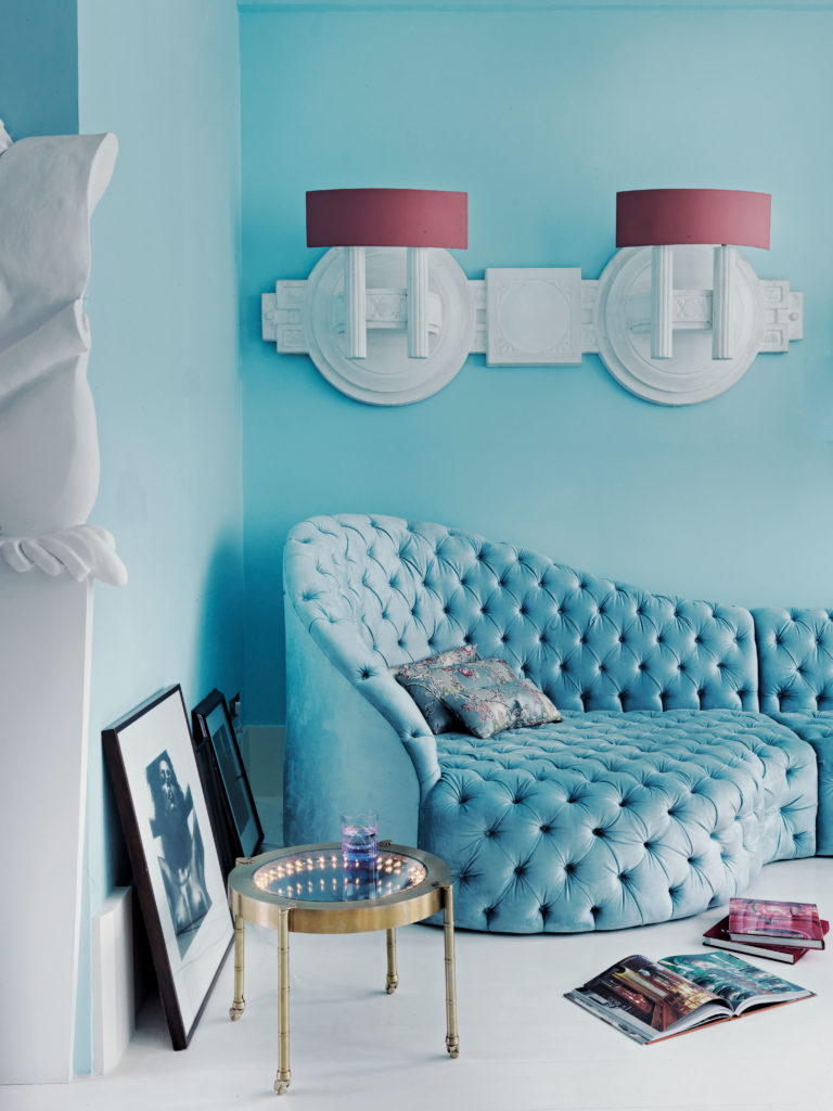 Blue sitting area with upholstered furniture, copyright by Michael Paul / Living Inside.