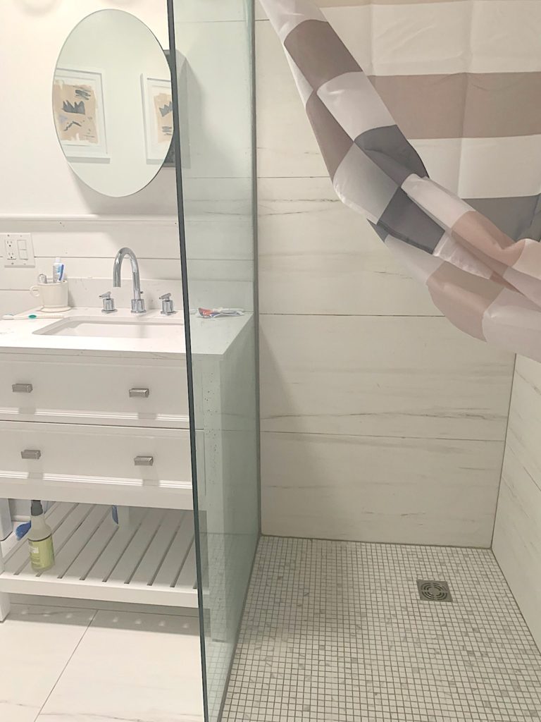 Picture of white bath with tile